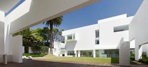 A photo by Aristegui Noticias of President Enrique Peña Nieto's house in Chapultepec, State of Mexico. Photo: Aristegui Noticias.