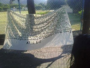 On October 30, a handwritten sign (narcomanta) appeared on the Iguala-Taxco highway affirming that the 43 students were alive. Photo: El Siglo de Torreón.