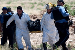The bodies of Adrián Rodríguez and Wilson were removed from the scene in the State of Mexico by authorities. Photo: Univisión.