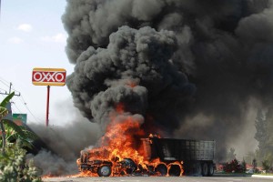 Fire blazes at gasoline station amid attacks by Jalisco's New Generation Cartel. (Photo credit: acentoveintiuno).